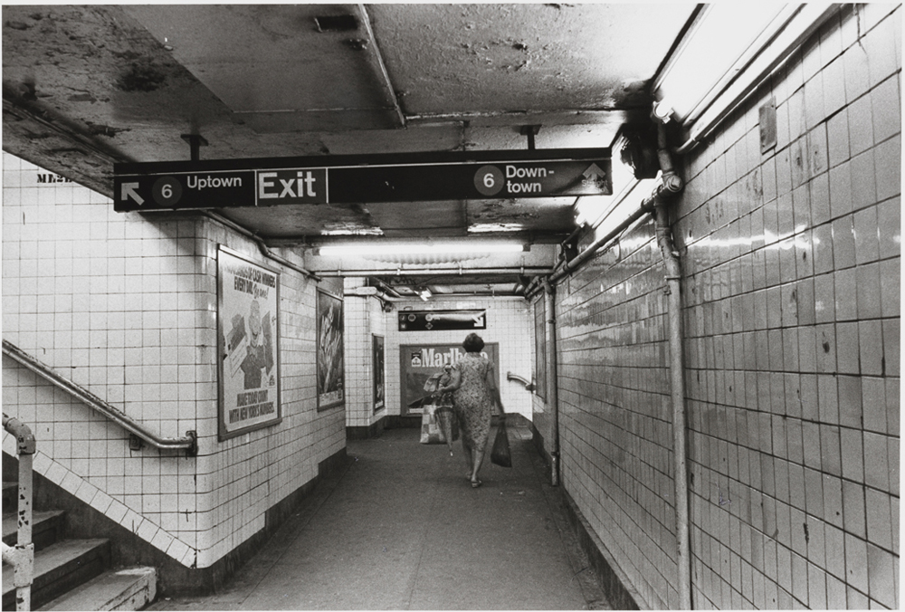 Estação de metrô. ca. 1980. Museu da cidade de Nova York. X2010.11.13587.