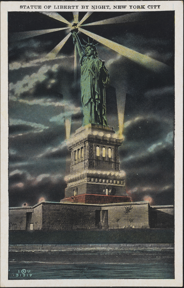 Irving Underhill (mort en 1960), Statue de la liberté de nuit, New York, ca. 1930, dans la collection de cartes postales. Musée de la ville de New York. X2011.34.2594